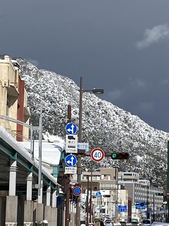 鳥取市のシンボル、久松山も雪化粧